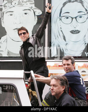 3. Mai 2006; New York, NY, USA; Schauspieler TOM CRUISE Wellen auf ein Feuerwehrauto im Rahmen seiner Promotion für seinen neuen Film "Mission: unmöglich Lll" am Times Square. Obligatorische Credit: Foto von Nancy Kaszerman/ZUMA Press. (©) Copyright 2006 von Nancy Kaszerman Stockfoto