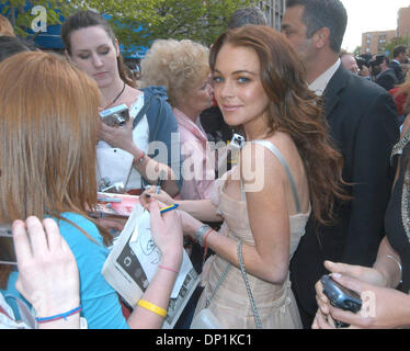 3. Mai 2006; St Paul, MN, USA; Schauspielerin LINDSAY LOHAN gibt Autogramme für die Fans bei der Premiere von "A Prairie Home Companion" am historischen Fitzgerald Theater. in St. Paul. Obligatorische Credit: Foto von Richard Sennott/Minneapolis Star Tribune/ZUMA Press. (©) Copyright 2006 von Minneapolis Star Tribune Stockfoto