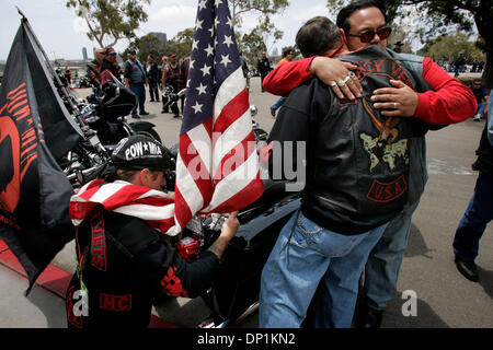 4. Mai 2006; San Diego, CA, USA; Drei Motorrad-Club-Mitglieder teilen sich einen Moment als Reisender Dreiviertel Replik des Vietnam Veterans Memorial in Washington, D.C., genannt würde Memorial Vietnam Wall, rollte in der Veteranen-Museum und Gedenkstätte in Balboa Park. Mehr als 50 Motorrad-Clubs und Organisationen herauskam unterstützen den Bau der Replik wal Stockfoto