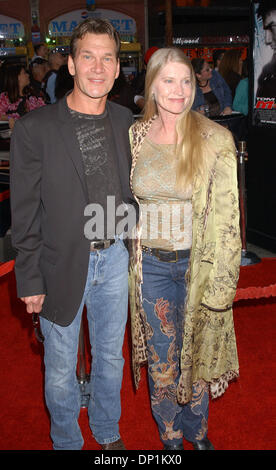 4. Mai 2006; Los Angeles, Kalifornien, USA; Schauspieler PATRICK SWAYZE und Frau LISA NIEMI bei der LA-Fan-Screening von "Mission Impossible 3 an Graumans Chinese Theatre in Hollywood statt.                             Obligatorische Credit: Foto von Paul Fenton/ZUMA KPA... (©) Copyright 2006 von Paul Fenton-KPA Stockfoto