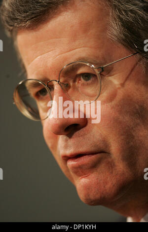 5. Mai 2006; San Diego, CA, USA; Französischer Botschafter in den Vereinigten Staaten JEAN-DAVID LEVITTE befasst sich mit der San Diego Union-Tribune-Redaktion. Obligatorische Credit: Foto von John R. McCutchen/SDU-T/ZUMA Press. (©) Copyright 2006 by SDU-T Stockfoto