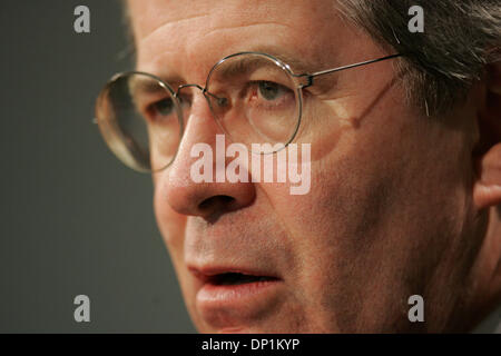 5. Mai 2006; San Diego, CA, USA; Französischer Botschafter in den Vereinigten Staaten JEAN-DAVID LEVITTE befasst sich mit der San Diego Union-Tribune-Redaktion. Obligatorische Credit: Foto von John R. McCutchen/SDU-T/ZUMA Press. (©) Copyright 2006 by SDU-T Stockfoto