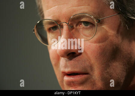 5. Mai 2006; San Diego, CA, USA; Französischer Botschafter in den Vereinigten Staaten JEAN-DAVID LEVITTE befasst sich mit der San Diego Union-Tribune-Redaktion. Obligatorische Credit: Foto von John R. McCutchen/SDU-T/ZUMA Press. (©) Copyright 2006 by SDU-T Stockfoto