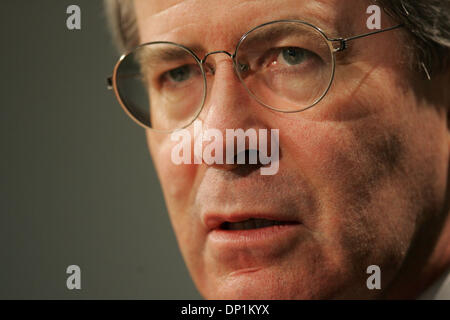 5. Mai 2006; San Diego, CA, USA; Französischer Botschafter in den Vereinigten Staaten JEAN-DAVID LEVITTE befasst sich mit der San Diego Union-Tribune-Redaktion. Obligatorische Credit: Foto von John R. McCutchen/SDU-T/ZUMA Press. (©) Copyright 2006 by SDU-T Stockfoto