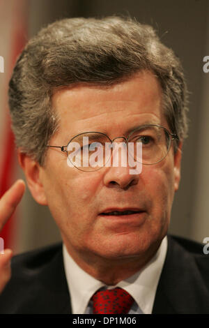 5. Mai 2006; San Diego, CA, USA; Französischer Botschafter in den Vereinigten Staaten JEAN-DAVID LEVITTE befasst sich mit der San Diego Union-Tribune-Redaktion. Obligatorische Credit: Foto von John R. McCutchen/SDU-T/ZUMA Press. (©) Copyright 2006 by SDU-T Stockfoto