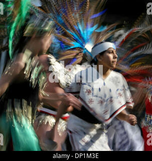 5. Mai 2006; St. Paul, MN, USA; Cinco De Mayo Feier kennzeichnete eine Performance von den Twin Cities Tanzgruppe "Danza Mexica Cuauhtemoc (Materialseilbahn Adler)", es war ihre achte Auftritt auf dem Festival die Samstag Vorabend entlang Cesar Chavez auf St Pauls Westseite durchzieht. Obligatorische Credit: Foto von Tom Sweeney/Minneapolis Star T/ZUMA Press. (©) Copyright 2006 von Minneapo Stockfoto