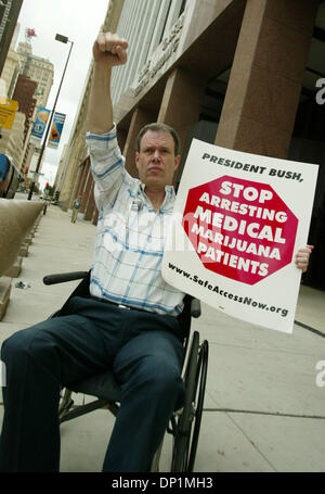 6. Mai 2006; Dallas, TX, USA; TIM TIMMONS Garland, TX, sucht nach NORML (nationale Organisation für die Reform der Marihuanagesetzgebung) Anhänger bei einer Demonstration vor dem Earle Cabell Federal aufbauend auf 6. Mai 2006. Timmons und eine Gruppe von libertären Vertretung Amerikaner für sicheren Zugang Flugblätter verteilt und unterhielt sich mit Passanten bei der Rekrutierung von Freiwilligen für die Stockfoto