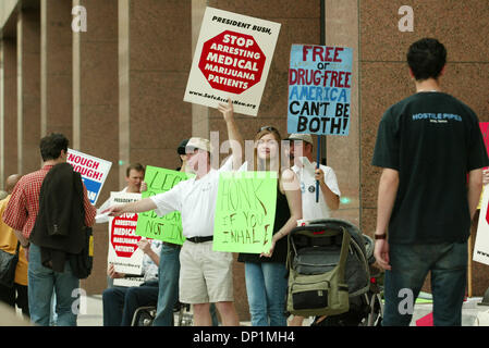 6. Mai 2006; Dallas, TX, USA; NORML (nationale Organisation für die Reform der Marihuanagesetzgebung) Demonstranten in Aktion vor dem Earle Cabell Federal aufbauend auf 6. Mai 2006. NORML mit einer Gruppe von libertären Vertretung Amerikaner für sicheren Zugang Flugblätter verteilt und unterhielt sich mit Passanten bei der Rekrutierung von Freiwilligen für die Organisation Ursache, Cannabiss zu entkriminalisieren Stockfoto