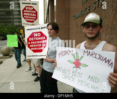 6. Mai 2006; Dallas, TX, USA; NORML (nationale Organisation für die Reform der Marihuanagesetzgebung) Demonstranten in Aktion vor dem Earle Cabell Federal aufbauend auf 6. Mai 2006. NORML mit einer Gruppe von libertären Vertretung Amerikaner für sicheren Zugang Flugblätter verteilt und unterhielt sich mit Passanten bei der Rekrutierung von Freiwilligen für die Organisation Ursache, Cannabiss zu entkriminalisieren Stockfoto