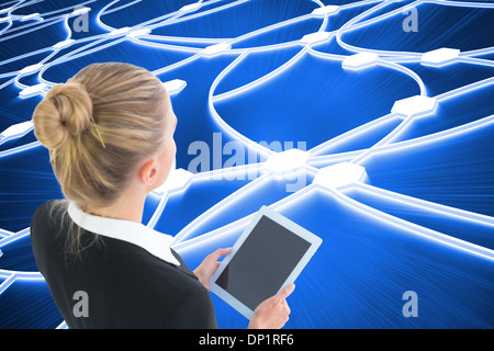 Zusammengesetztes Bild der Geschäftsfrau hält tablet Stockfoto