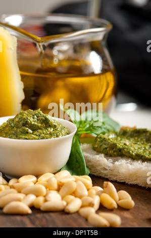 Basilikum Pesto Bruschetta Zutaten über alte Holz Makro Stockfoto