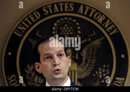 8. Mai 2006; West Palm Beach, FL, USA; Eine Pressekonferenz wurde Montag Nachmittag auf die Bundesrepublik Vorwürfe gegen Stadt Kommissar Ray Liberti. Hier spricht U.S. Attorney R. Alexander Acosta während der Pressekonferenz.  Obligatorische Credit: Foto von Libby Volgyes/Palm Beach Post/ZUMA Press. (©) Copyright 2006 von Palm Beach Post Stockfoto