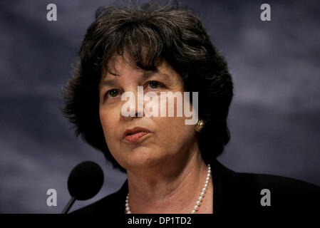 8. Mai 2006; West Palm Beach, FL, USA; Bürgermeister Lois Frankel hält eine Pressekonferenz Montagnachmittag auf Stadt Kommissar Ray Liberti. Obligatorische Credit: Foto von Libby Volgyes/Palm Beach Post/ZUMA Press. (©) Copyright 2006 von Palm Beach Post Stockfoto