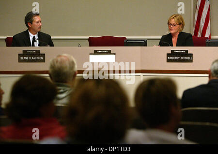 8. Mai 2006; West Palm Beach, FL, USA; Am Montag Nachmittag verließ das Fehlen von Ray Liberti bei einer Sitzung der Kommission einen leeren Raum zwischen City Clerk Blane D. Kauthen und Kommissar Kimberly Mitchell. Obligatorische Credit: Foto von Uma Sanghvi/Palm Beach Post/ZUMA Press. (©) Copyright 2006 von Palm Beach Post Stockfoto