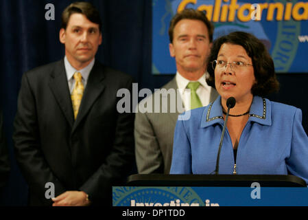 8. Mai 2006; San Diego, CA, USA; San Diego Versammlung Person Lori Saldana spricht während einer Presser von CA Gouverneur Arnold Schwarzenegger an Jims Luft am Pacific Highway in San Diego statt. Im Hintergrund sind die Gov und auf der linken Seite ist Montage republikanische Führer George Plescia. Die Pressekonferenz war über Steuer-, Bildungs- und Verbesserungen der Infrastruktur für San Diego (und th geplant Stockfoto