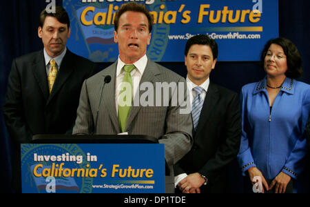 8. Mai 2006; San Diego, CA, USA; CA Gouverneur ARNOLD SCHWARZENEGGER, flankiert von (links) Rep Assembly George Plescia (die Versammlung republikanische Führer) und Montage Lautsprecher Fabian Nunez und Montage Person Lori Saldana, spricht bei einer Presser im Besitz der Gouverneur Jim es Air am Pacific Highway in San Diego. Die Pressekonferenz war über Steuer-, Bildungs- und Infrastruktur verbessern Stockfoto