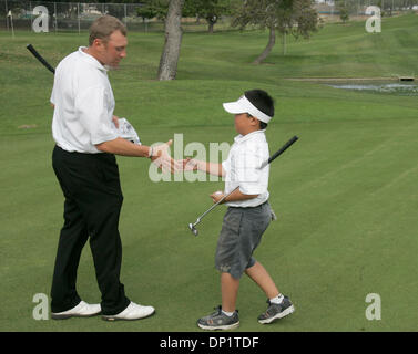 8. Mai 2006; San Diego, CA, USA; Für eine Weile jetzt, die Golfer auf der SDSU Team habe Colina Park als ein Übungsgelände für ihre kurze Spiele; und entlang des Weges wurden die Kinder, die dort spielen gegen sie zum Spaß spielen und oft zu gewinnen (es ist eine kleine Par 3-Platz). Jetzt gibt es tatsächlich eine Ryder Cup-Stil-Turnier findet zwischen den Kindern, die im Zeitalter von Fir reichen Stockfoto