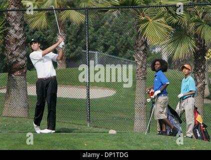 8. Mai 2006; San Diego, CA, USA; Für eine Weile jetzt, die Golfer auf der SDSU Team habe Colina Park als ein Übungsgelände für ihre kurze Spiele; und entlang des Weges wurden die Kinder, die dort spielen gegen sie zum Spaß spielen und oft zu gewinnen (es ist eine kleine Par 3-Platz). Jetzt gibt es tatsächlich eine Ryder Cup-Stil-Turnier findet zwischen den Kindern, die im Zeitalter von Fir reichen Stockfoto