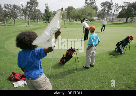 8. Mai 2006; San Diego, CA, USA; Für eine Weile jetzt, die Golfer auf der SDSU Team habe Colina Park als ein Übungsgelände für ihre kurze Spiele; und entlang des Weges wurden die Kinder, die dort spielen gegen sie zum Spaß spielen und oft zu gewinnen (es ist eine kleine Par 3-Platz). Jetzt gibt es tatsächlich eine Ryder Cup-Stil-Turnier findet zwischen den Kindern, die im Zeitalter von Fir reichen Stockfoto