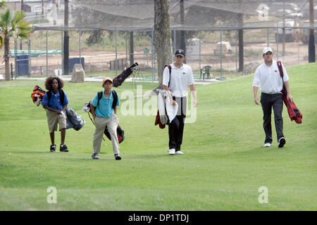 8. Mai 2006; San Diego, CA, USA; Für eine Weile jetzt, die Golfer auf der SDSU Team habe Colina Park als ein Übungsgelände für ihre kurze Spiele; und entlang des Weges wurden die Kinder, die dort spielen gegen sie zum Spaß spielen und oft zu gewinnen (es ist eine kleine Par 3-Platz). Jetzt gibt es tatsächlich eine Ryder Cup-Stil-Turnier findet zwischen den Kindern, die im Zeitalter von Fir reichen Stockfoto