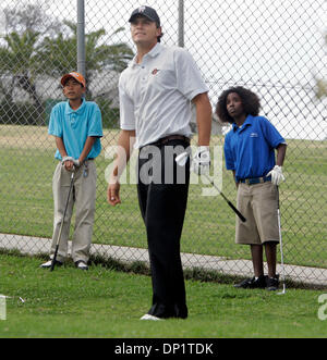 8. Mai 2006; San Diego, CA, USA; Für eine Weile jetzt, die Golfer auf der SDSU Team habe Colina Park als ein Übungsgelände für ihre kurze Spiele; und entlang des Weges wurden die Kinder, die dort spielen gegen sie zum Spaß spielen und oft zu gewinnen (es ist eine kleine Par 3-Platz). Jetzt gibt es tatsächlich eine Ryder Cup-Stil-Turnier findet zwischen den Kindern, die im Zeitalter von Fir reichen Stockfoto