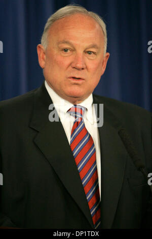 8. Mai 2006; San Diego, CA, USA; San Diego Bürgermeister Jerry Sanders bestätigt, dass die Stadt Feuerwehrleute und Assistent stellvertretender Stadt Anwälte keine Lohnerhöhungen in diesem Jahr haben werden. Er gesellte sich Frank DeClercq (vp der Feuerwehr Union), Ron Saathoff (Präsident der europäischen Feuerwehrleute), Scott Peters (Stadtrat-Präsident), Bürgermeister Jerry Sanders, Diane Silva-Martinez (Präsident der t Stockfoto