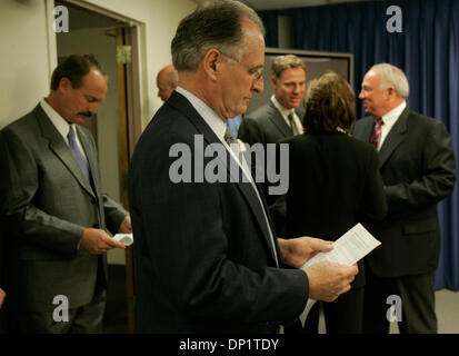 8. Mai 2006; San Diego, CA, USA; Ron Saathoff, Präsident der SD Feuerwehrleute Union liest über eine Pressemitteilung vor einer Pressekonferenz wo San Diego Bürgermeister Jerry Sanders bestätigt, dass die Stadt Feuerwehrleute und Assistent stellvertretender Stadt Anwälte keine Lohnerhöhungen in diesem Jahr haben werden. Auf der linken Seite ist Frank DeClercq (vp der Feuerwehr Union) und Scott Peters (Stadtrat Pr Stockfoto