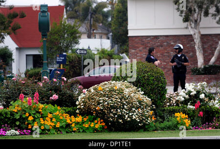 8. Mai 2006; San Diego, CA, USA; Ein Garten blüht in der Median auf der Orange Avenue in Coronado.  Mitglieder der Coronado MainStreet, Ltd., einer Gruppe, Spenden und Freiwillige ihre Energie um Gärten in die mediane auf Coronado Island zu schaffen, wie dieser. Obligatorische Credit: Foto von Nadia Borowski Scott/SDU-T/ZUMA Press. (©) Copyright 2006 by SDU-T Stockfoto