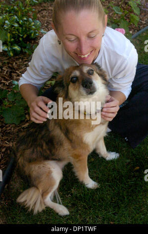 8. Mai 2006; San Diego, CA, USA; REGINA TAYLOR und ihr Hund, Bretagne der Therapiehund. Bretagne hilft den Kriegsverletzten am Naval Hospital in Camp Pendleton Marine Base zu heilen. Taylor und Bretagne ging durch "Liebe an der Leine" Ausbildung und Freiwillige des Roten Kreuzes. Obligatorische Credit: Foto von Roni Galgano/ZUMA Press. (©) Copyright 2006 von San Diego Union Tribune Stockfoto