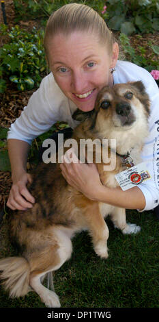 8. Mai 2006; San Diego, CA, USA; REGINA TAYLOR und ihr Hund, Bretagne der Therapiehund. Bretagne hilft den Kriegsverletzten am Naval Hospital in Camp Pendleton Marine Base zu heilen. Taylor und Bretagne ging durch "Liebe an der Leine" Ausbildung und Freiwillige des Roten Kreuzes. Obligatorische Credit: Foto von Roni Galgano/ZUMA Press. (©) Copyright 2006 von San Diego Union Tribune Stockfoto