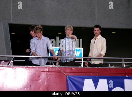 9. Mai 2006; Westwood, Kalifornien, USA; Gruppe McFLY am "Just My Luck" Los Angeles Premiere statt am National Theatre. Obligatorische Credit: Foto von Lisa O'Connor/ZUMA Press. (©) Copyright 2006 von Lisa O'Connor Stockfoto