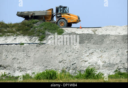 9. Mai 2006; Belle Glade, FL, USA; Das Army Corps of Engineers weiter Arbeit entlang der Herbert Hoover Dike im Hafen Mayaca zu stärken. Obligatorische Credit: Foto von Paul J. Milette/Palm Beach Post/ZUMA Press. (©) Copyright 2006 von Palm Beach Post Stockfoto