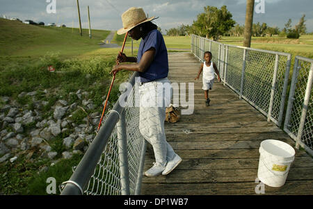 9. Mai 2006; Belle Glade, FL, USA; Doris Braun, der Belle Glade, Fische für Flecken in einem Kanal in der Nähe der Schleusentore an Torrey Insel Belle Glade. Herbert Hoover Dike sehen in der Nähe der oberen linken Seite des Rahmens. Obligatorische Credit: Foto von Paul J. Milette/Palm Beach Post/ZUMA Press. (©) Copyright 2006 von Palm Beach Post Stockfoto