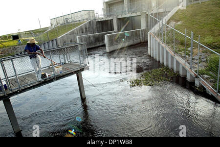 9. Mai 2006; Belle Glade, FL, USA; Doris Braun, der Belle Glade, Fische für Flecken in einem Kanal in der Nähe der Schleusentore an Torrey Insel Belle Glade. Obligatorische Credit: Foto von Paul J. Milette/Palm Beach Post/ZUMA Press. (©) Copyright 2006 von Palm Beach Post Stockfoto