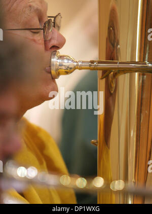 10. Mai 2006; West St. Paul, MN, USA; Bob Sullivan spielte die Tuba mit Robbinsdale Gemeinschaft Band während des Trainings in Oak Grove Lutheran Church im goldenen Tal Donnerstag.  Die Band feiert in diesem Jahr die 100 Jahr-Jubiläum. Obligatorische Credit: Foto von Renee Jones Schneider/Minneapolis Star T/ZUMA Press. (©) Copyright 2006 von Minneapolis Star T Stockfoto