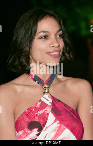 11. Mai 2006; Beverly Hills, CA, USA; Schauspielerin ROSARIO DAWSON Ankunft am internationalen Modedesigner Cavalli Feier des Starts von Roberto Cavalli Vodka, statt in einem Privathaus in Beverly Hills. Obligatorische Credit: Foto von Jerome Ware/ZUMA Press. (©) Copyright 2006 von Jerome Ware Stockfoto