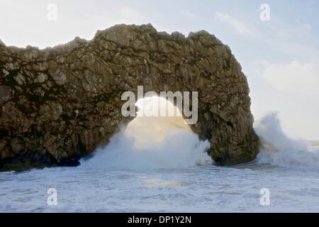 Durdle Door, Dorset, UK. 7. Januar 2014: Absturz durch Durdle Door Bogen "Wellenlinien" als die Küste von Dorset bekommt eine andere Misshandlung von starken Winden und hohen Gezeiten. Bildnachweis: Tom Corban/Alamy Live-Nachrichten Stockfoto