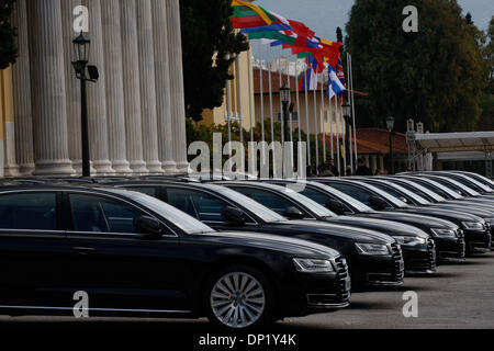 Athen, Griechenland. 7. Januar 2014. Die Athen Zappeion mit ein paar schwarze Luxus-Autos warten vor den EU-Kommissaren. Die 28 Kommissare kommen morgen in Athen für Gespräche mit griechischen Ministern. Die griechische Regierung erwartet, Maximierung der Vorteile der griechischen Ratspräsidentschaft der Europäischen Union, die Schaffung einer internationalen positive Auswirkungen für das Land und das negative Klima im inneren Umkehr, damit es fieberhaft bereitet sich auf der offiziellen Einweihung seiner Präsidentschaft am Mittwoch, den 8. Januar in Athen stattfinden. Bildnachweis: Aristidis Vafeiadakis/ZUMAPRESS.com/Alamy Live-Nachrichten Stockfoto