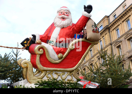 Santa Claus Figur auf einem Schlitten, Baden-Württemberg, Deutschland Stockfoto