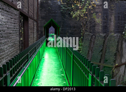 Lluminated ehemaligen Kohle Bunkern, stillgelegte Stahlwerk, Landschaft Park Duisburg-Nord, Ruhrgebiet, North Rhine-Westphalia, Germany Stockfoto