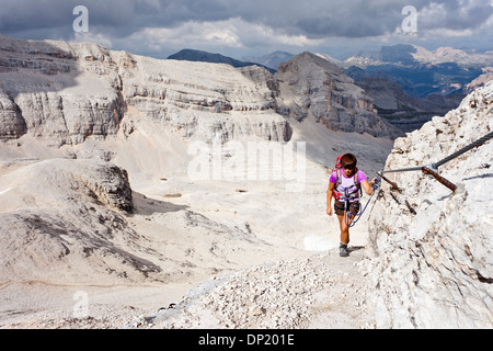 Bergsteiger aufsteigender Conturines-Spitze Berg im Naturpark Fanes-Senes-Prag, Val Badia, Dolomiten, Alto Adige, Italien Stockfoto