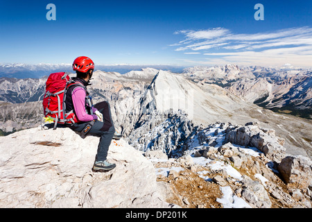 Bergsteiger auf dem Gipfel des Zehnerspitze Berg in der Fanes Gruppe, Naturpark Fanes-Senes-Prag Stockfoto