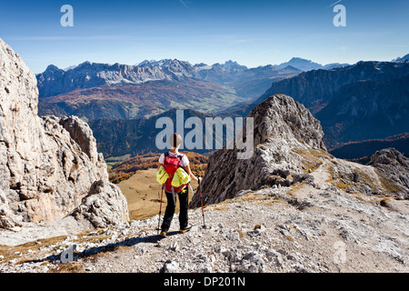 Abstieg vom Berg Peitlerkofel im Naturpark Puez-Geisler, mit Blick auf Tal Val Badia Bergsteiger, Stockfoto