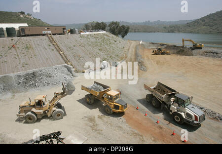 11. Mai 2006; Escondido, CA, USA; Tunnel "Muck" (broken Rock und Schmutz), die aus dem Tunnel kam nach gestrahlt wird lose verladen auf LKW entfernt, in der Nähe Speicherstätte später aufgebrochen werden gezogen wird und recycelt. Lake Hodges ist in der Ferne sichtbar. Obligatorische Credit: Foto von Charlie Neuman/SDU-T/ZUMA Press. (©) Copyright 2006 by SDU-T Stockfoto