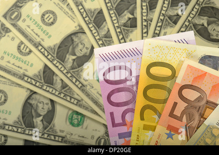 US-Dollar und Euro-Banknoten Stockfoto