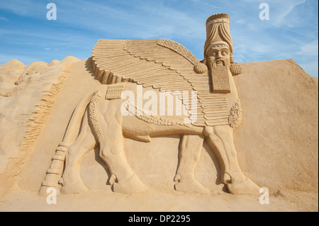 Große Sandskulpturen Lamassu Gottheit im Themenpark Sand city Stockfoto