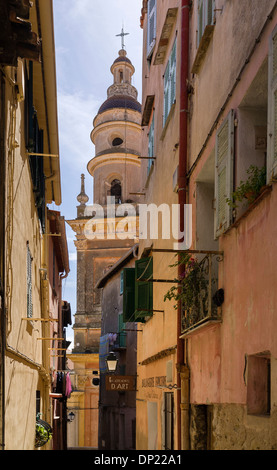 Einer der engen Gassen und Passagen der alten Stadt in Menton Stockfoto