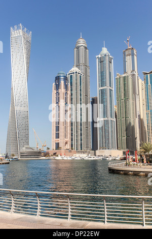 Hochhäuser im Stadtteil Dubai Marina mit Strandpromenade, Yachthafen, Cayan Tower Wolkenkratzer, links, Dubai, Vereinigte Arabische Emirate Stockfoto