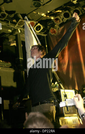 15. Mai 2006; New York, NY, USA; "Angels and Airwaves" erklingt in The Bowery Ballroom. TOM DELONGE (von Blink 182) Lead-Gesang und Gitarre, David Kennedy auf Rückseite an der Gitarre. Obligatorische Credit: Foto von Aviv klein/ZUMA Press. (©) Copyright 2006 von Aviv klein Stockfoto