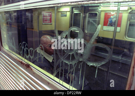 16. Mai 2006; Manhattan, NY, USA; Ein Passagier, gesehen durch ein Scratchitti abgedeckt-Fenster entlang der u-Bahn-Linie E. Gene Russianoff, Personalrechtsanwalt der Straphangers Kampagne, kündigt in einer Pressekonferenz am J, M, Z, u-Bahn Linien Chambers Street Station, dass u-Bahnwagen schmutziger sind als Bedingungen auf 15 22 u-Bahnlinien verschlechtern. Die NYPIRG Straphangers Kampagne Umfrage war cond Stockfoto